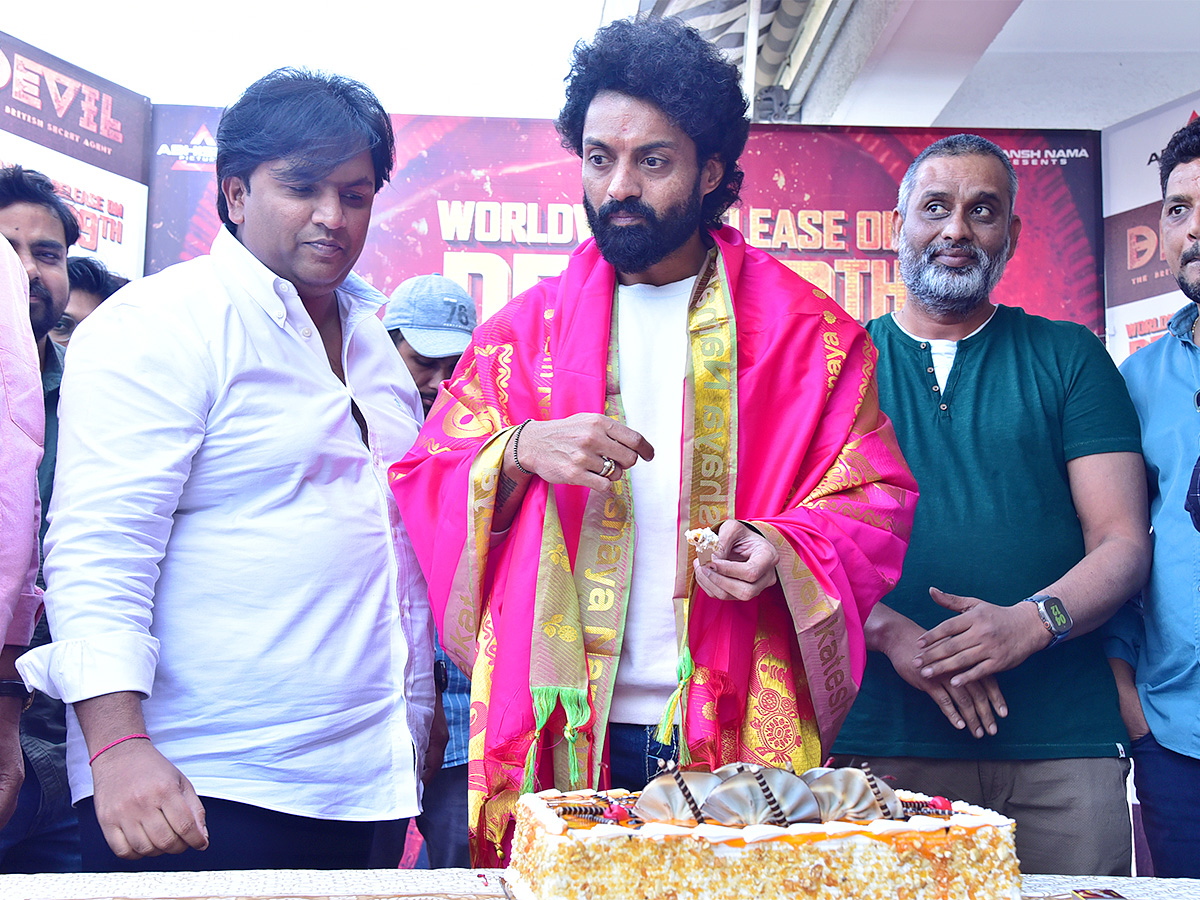 Nandamuri_20Kalyan_20Rams_20Devil_20Movie_20Success_20Celebrations-20.jpg 18