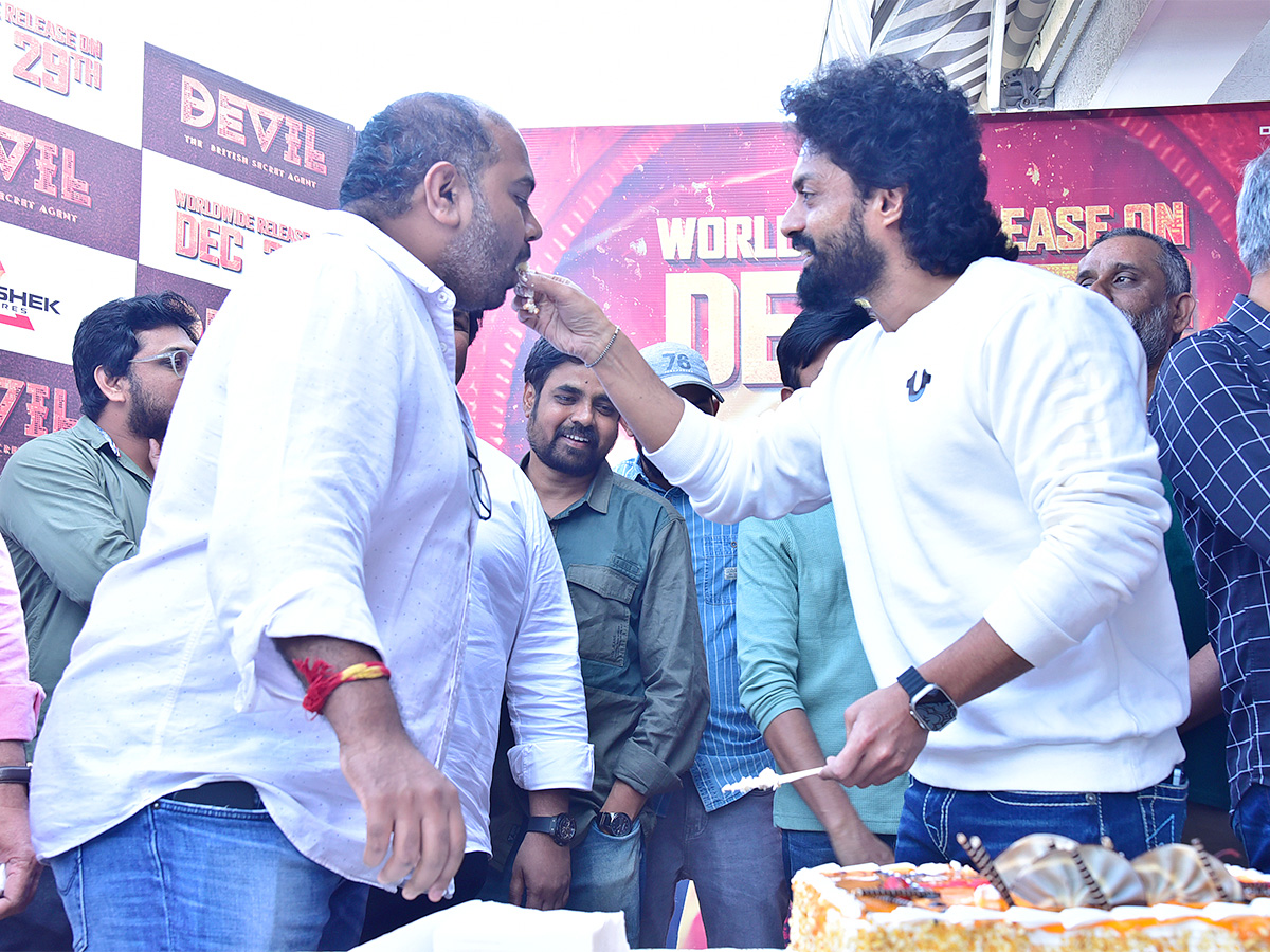 Nandamuri_20Kalyan_20Rams_20Devil_20Movie_20Success_20Celebrations-21.jpg 19