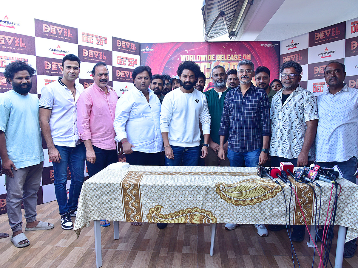 Nandamuri_20Kalyan_20Rams_20Devil_20Movie_20Success_20Celebrations-26.jpg 23