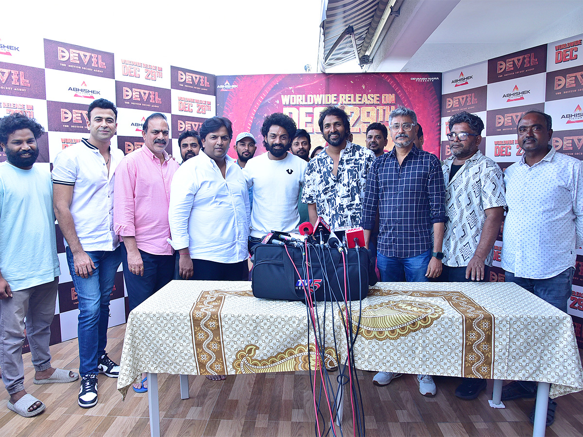 Nandamuri_20Kalyan_20Rams_20Devil_20Movie_20Success_20Celebrations-27.jpg 24