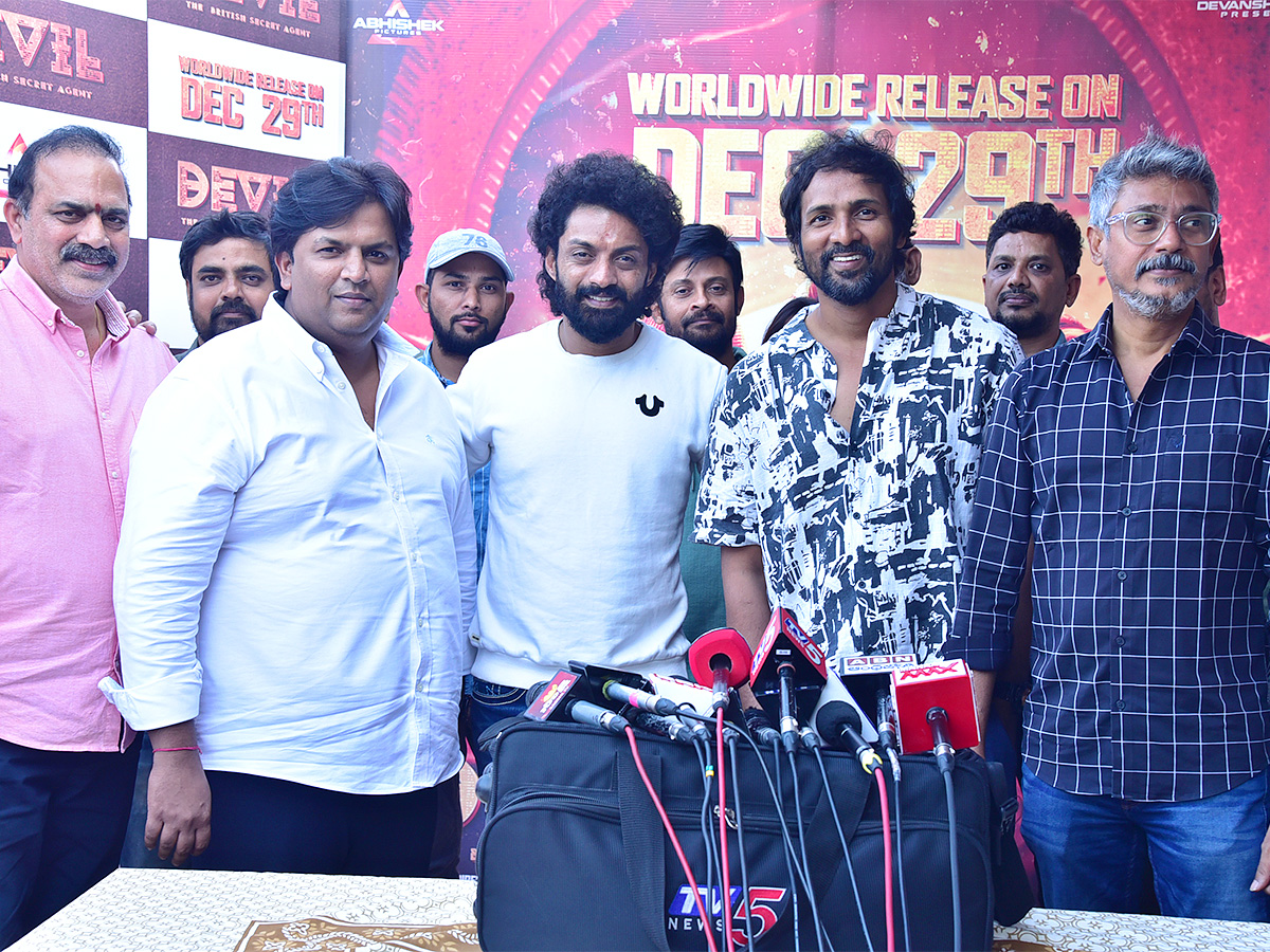 Nandamuri_20Kalyan_20Rams_20Devil_20Movie_20Success_20Celebrations-28.jpg 25