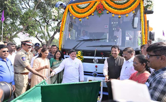Ponnam-Prabhakar-VC-Sajjanar.jpg