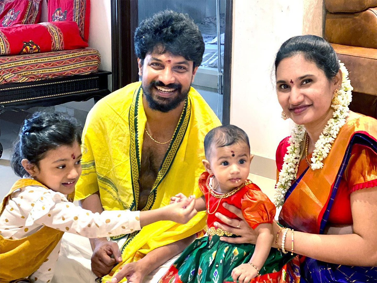 tollywood_20singer_20Dhanunjay_20Family_20photos-.jpg 1