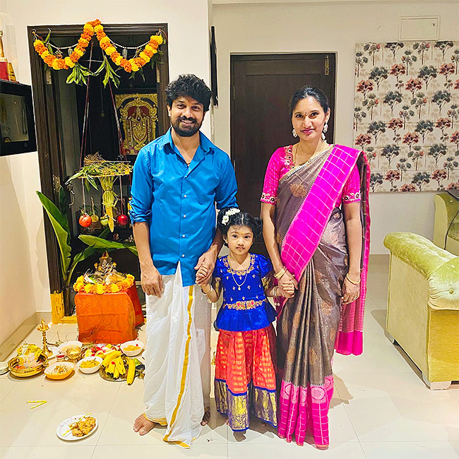 tollywood_20singer_20Dhanunjay_20Family_20photos-20.jpg 18