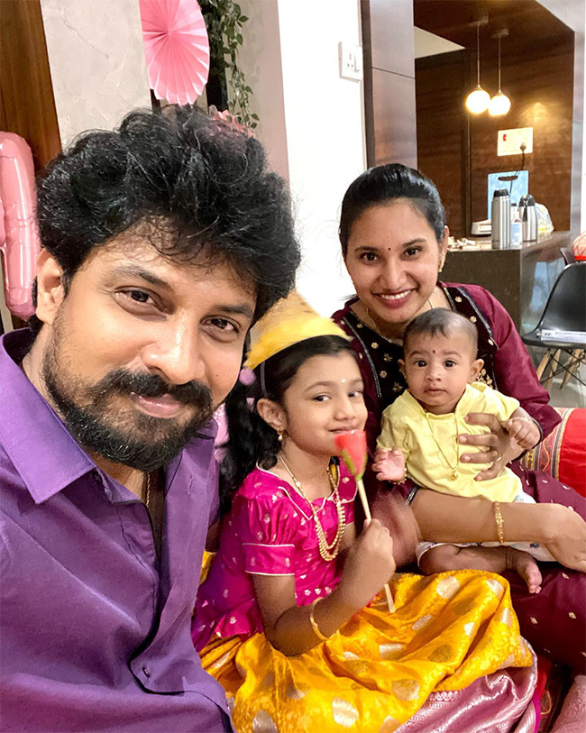 tollywood_20singer_20Dhanunjay_20Family_20photos-21.jpg 19