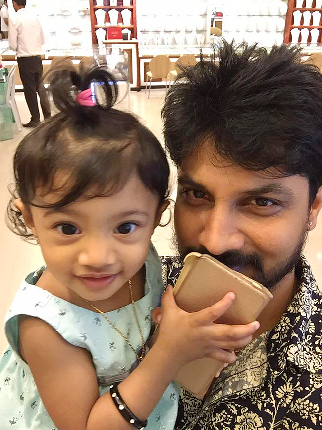 tollywood_20singer_20Dhanunjay_20Family_20photos-3.jpg 3