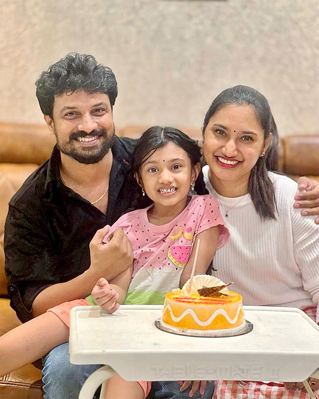 tollywood_20singer_20Dhanunjay_20Family_20photos-5.jpg 5