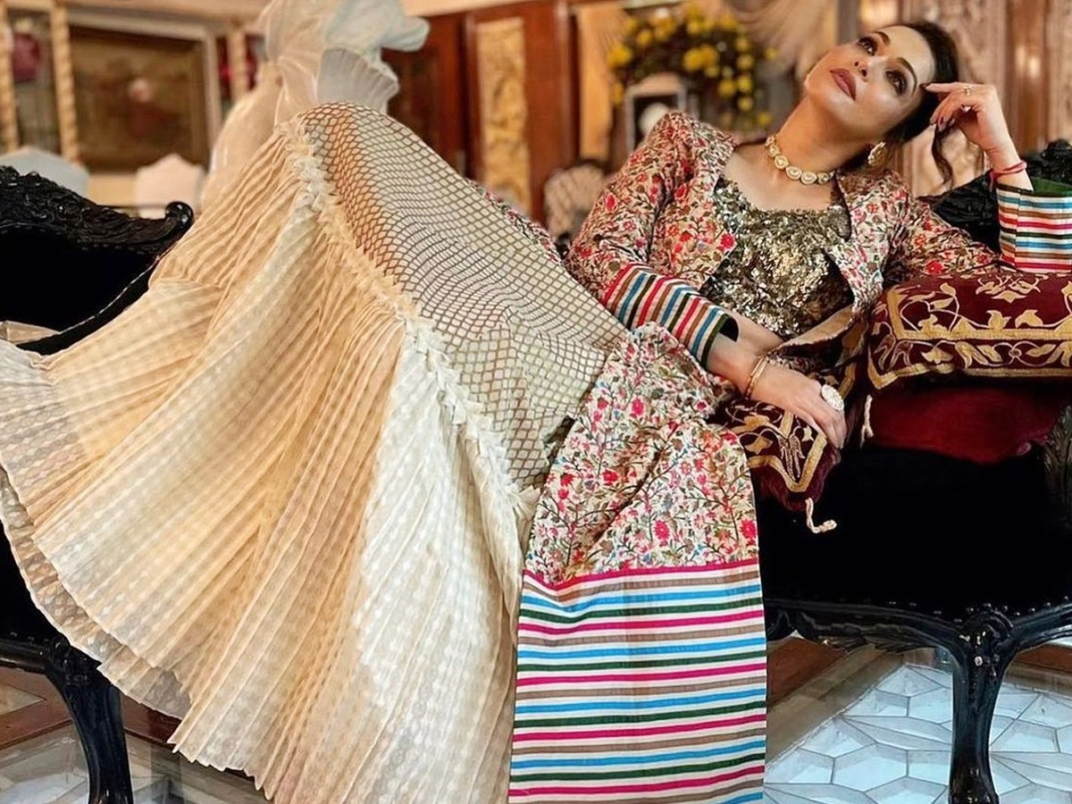 0.Isha-Koppikar.jpg 6