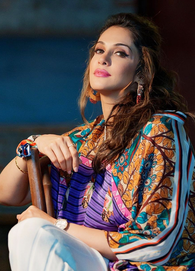 10.Isha-Koppikar.jpg 15