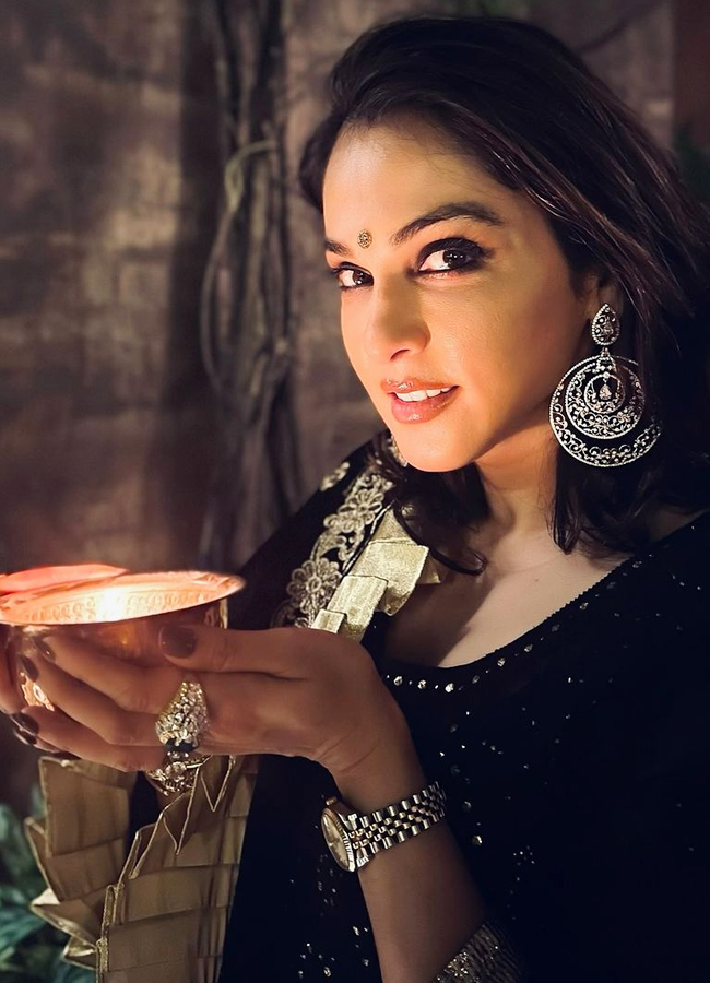 14.Isha-Koppikar.jpg 19