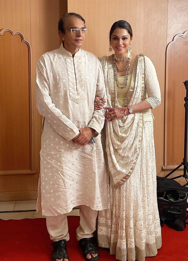 16.Isha-Koppikar.jpg 21