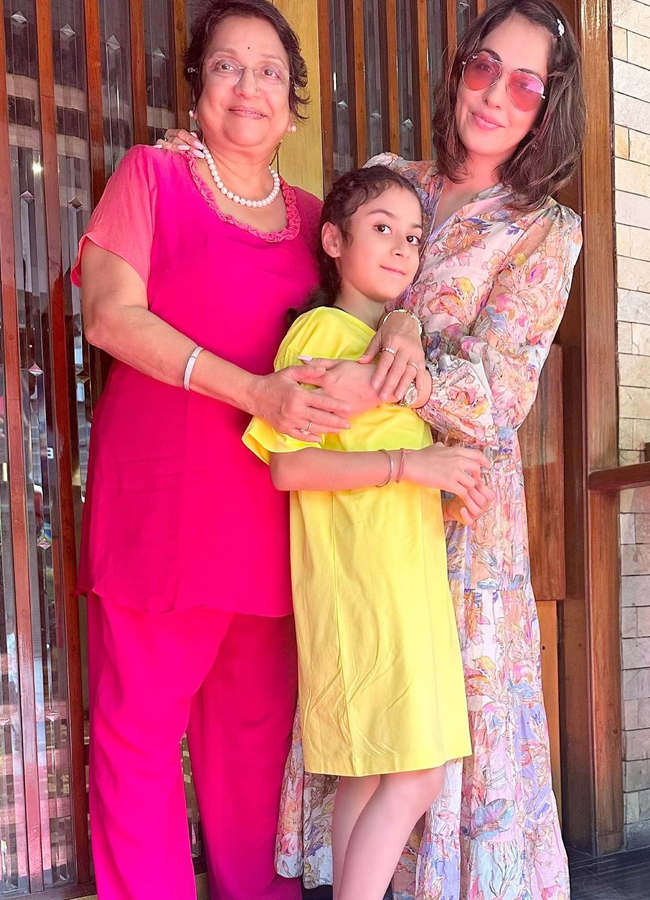 19.Isha-Koppikar.jpg 23