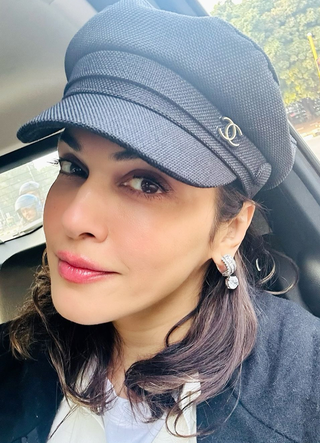 2.Isha-Koppikar.jpg 4