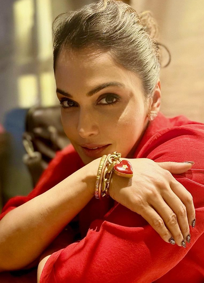 24.Isha-Koppikar.jpg 28