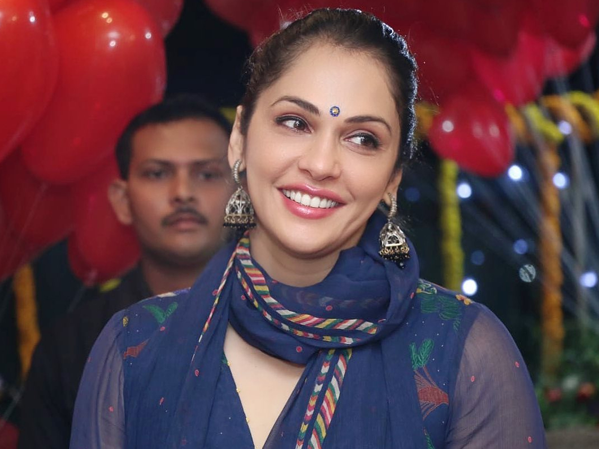 25.Isha-Koppikar.jpg 7