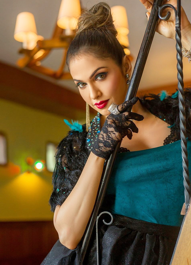3.Isha-Koppikar.jpg 5