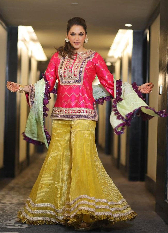 6.Isha-Koppikar.jpg 11