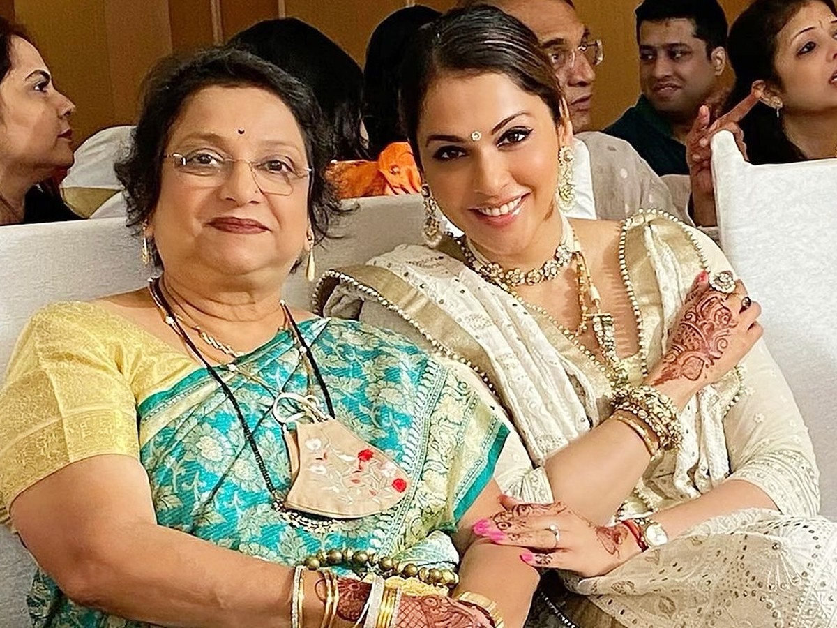 9.Isha-Koppikar.jpg 14