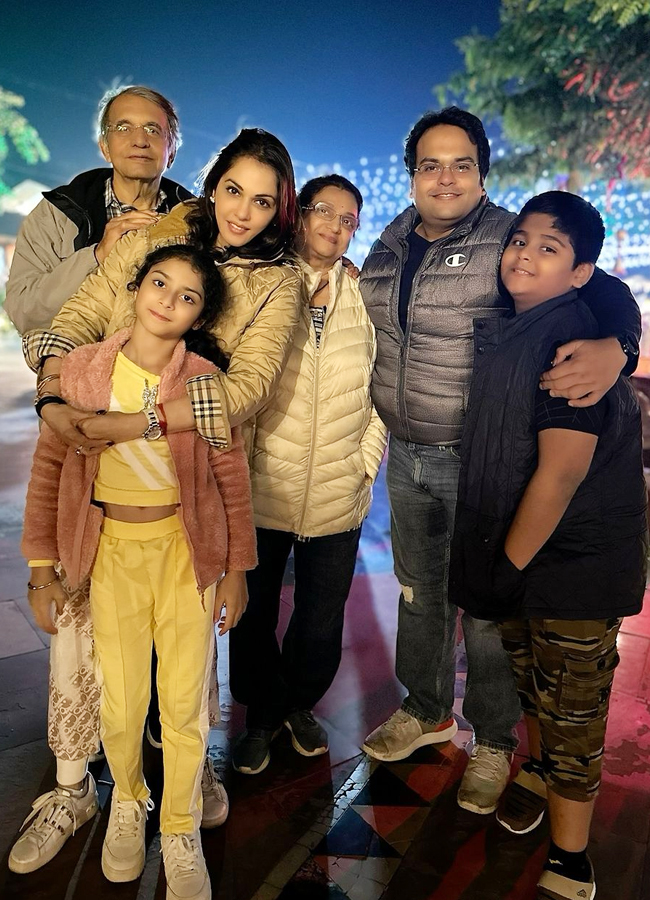 Isha-Koppikar-Family.jpg 9