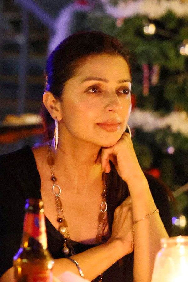Actress_20Bhoomika_20Chawla_20opens_20news_20business_20in_20Goa_20PHotos_4.jpg 5