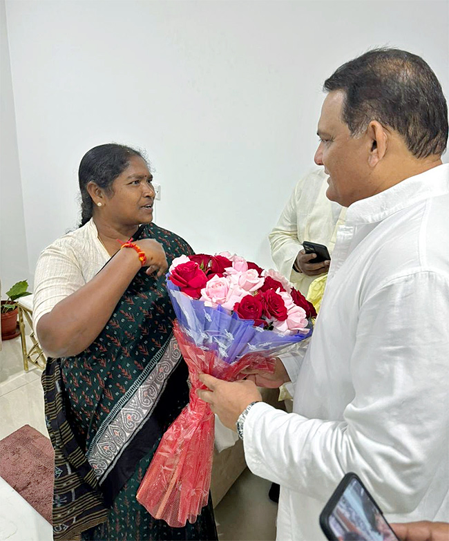 Azharuddin_20Meets_20Telangana_20CM_20Revanth_20Reddy_20And_20ministers-6.jpg 6
