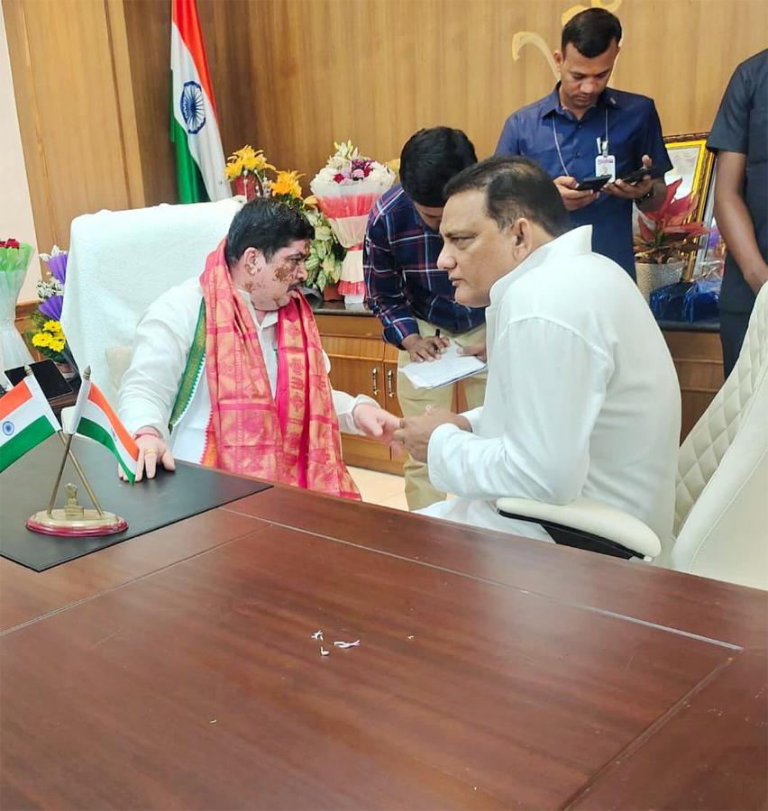 Azharuddin_20Meets_20Telangana_20CM_20Revanth_20Reddy_20And_20ministers-9.jpg 9