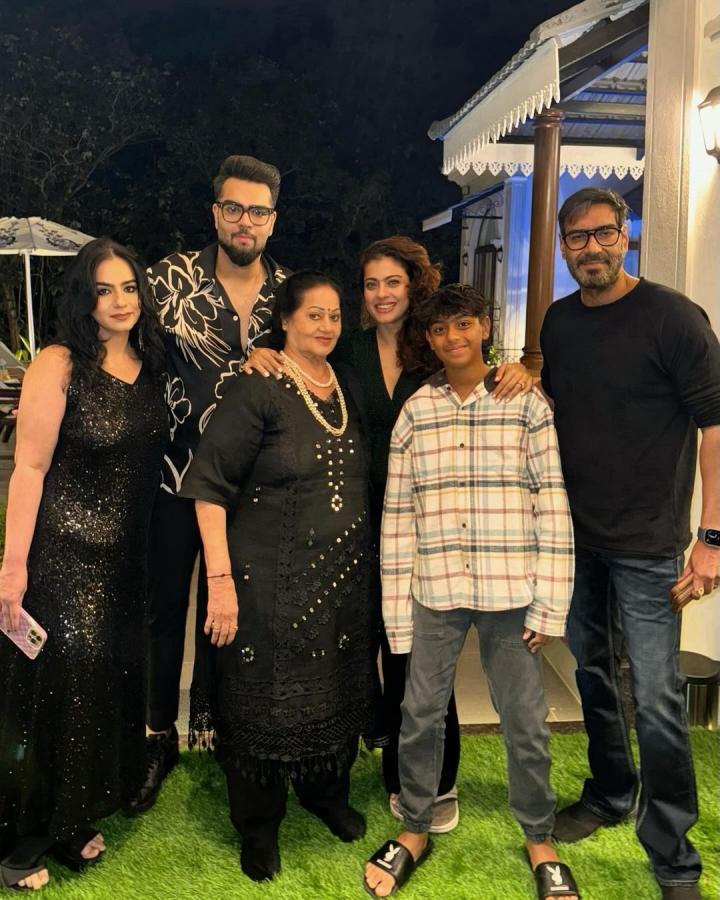 Kajol-family-pic.jpg 6
