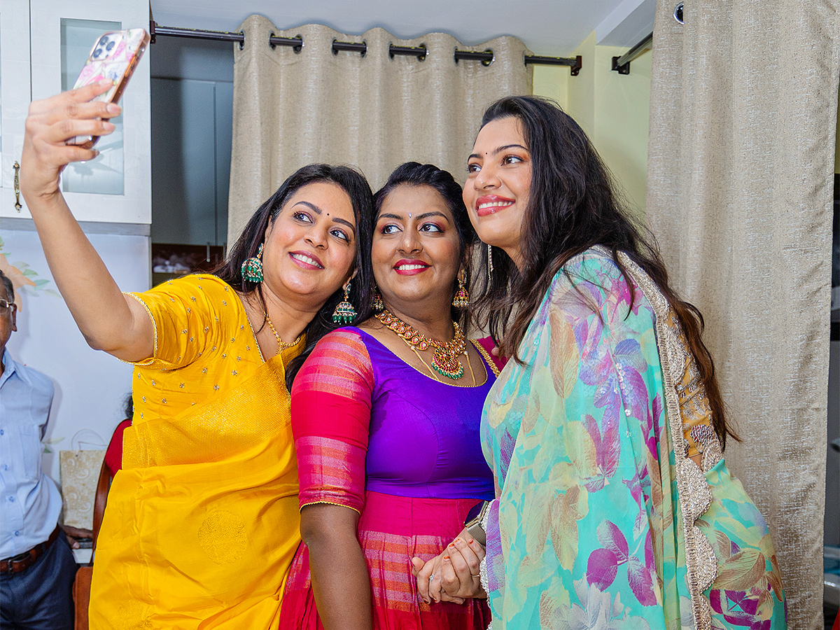 Singer_20Geetha_20Madhuri_20open_20store-2.jpg 2