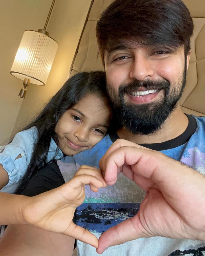 kalyan-dev-with-daughter.jpg 9
