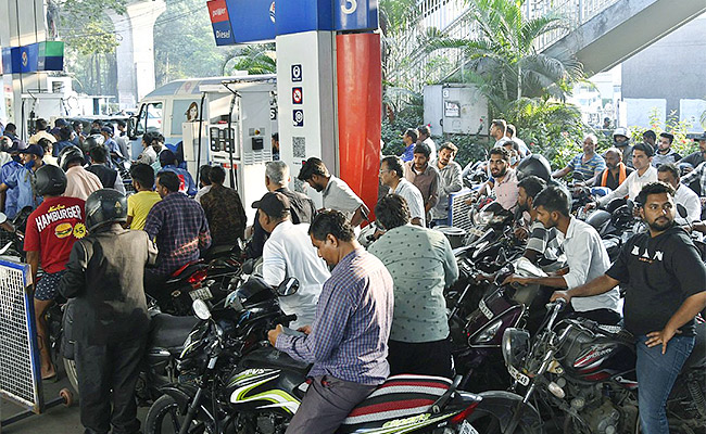 Huge-Queues-At-Petrol-Stations.jpg