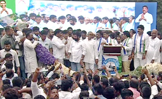 YSRCP-BUS-YATRA-RailwayKoduru.jpg