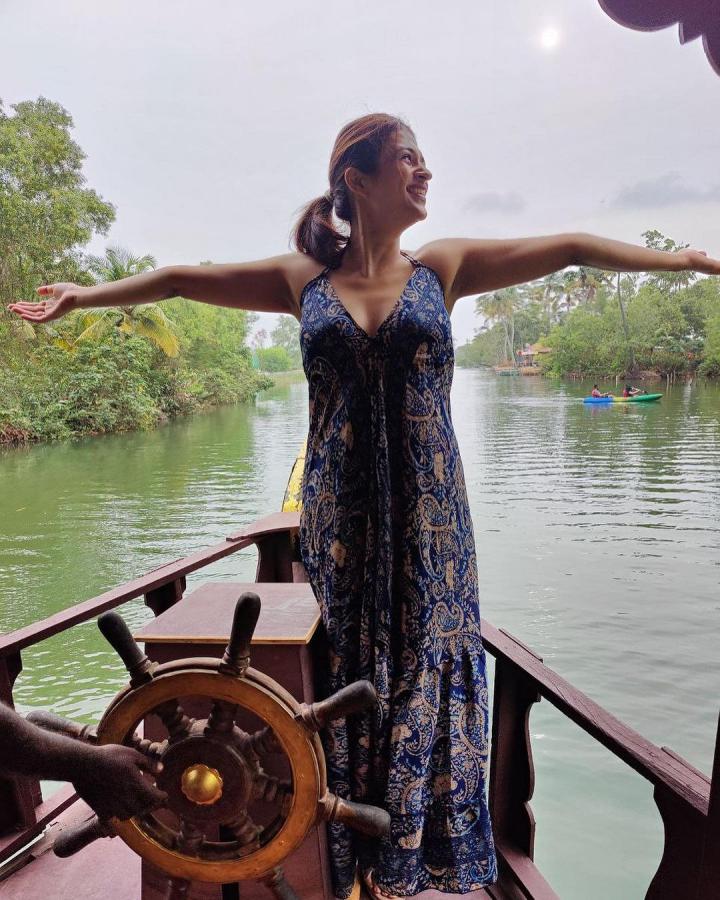 Shraddha_20Das-tour-stills.jpg 6