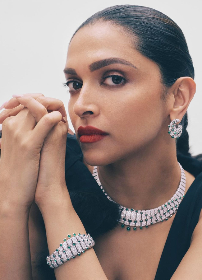19.Deepika-Padukone.jpg 22