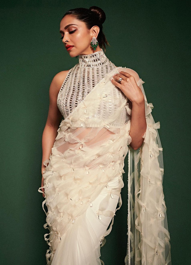 33.Deepika-Padukone.jpg 39
