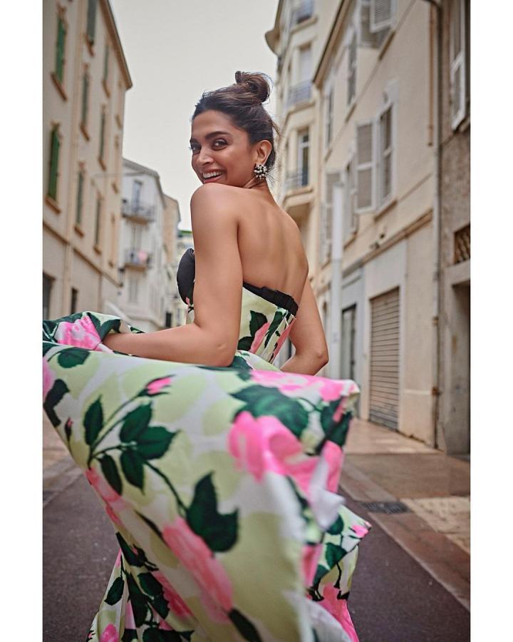 deepika-poses.jpg 8