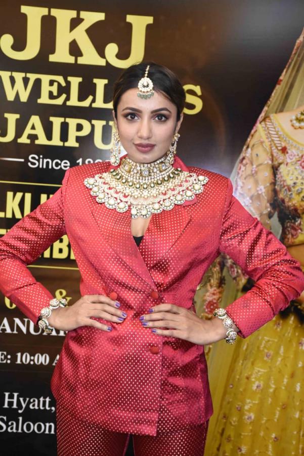 Actress_20Tejaswi_20Madivada-pics.jpeg 6
