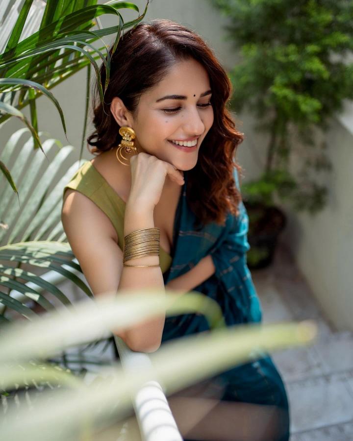 Ruhani-Sharma-green-saree.jpg 6