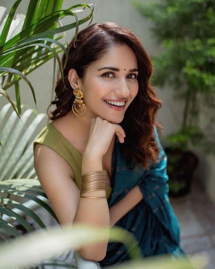 Ruhani-Sharma-poses.jpg 8