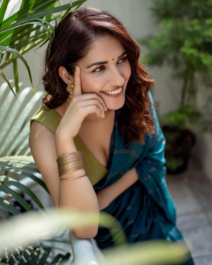Ruhani-Sharma-stills.jpg 7