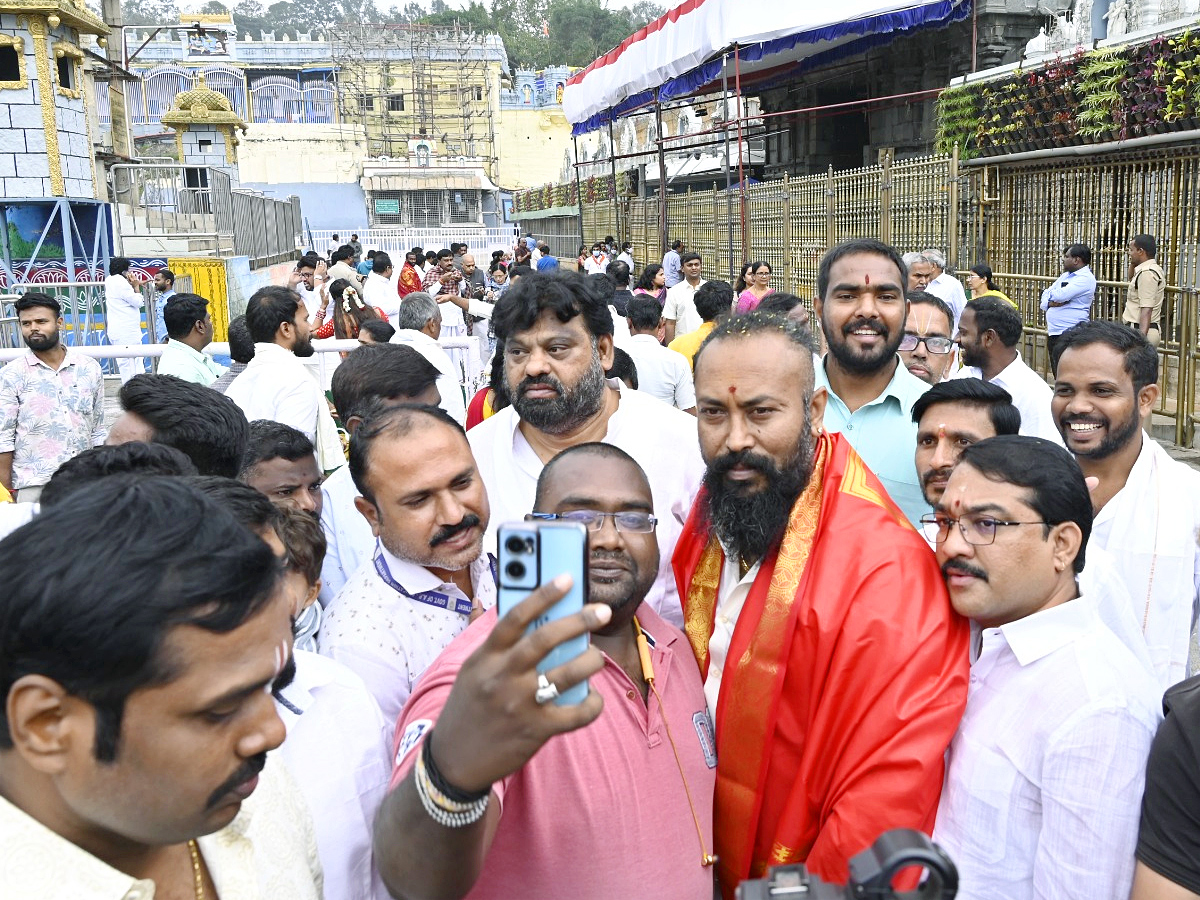 Salaar_20Movie_20Villain_20Ramachandra_20Raju_20Visits_20Tirumala_20Photos_10.jpg 11