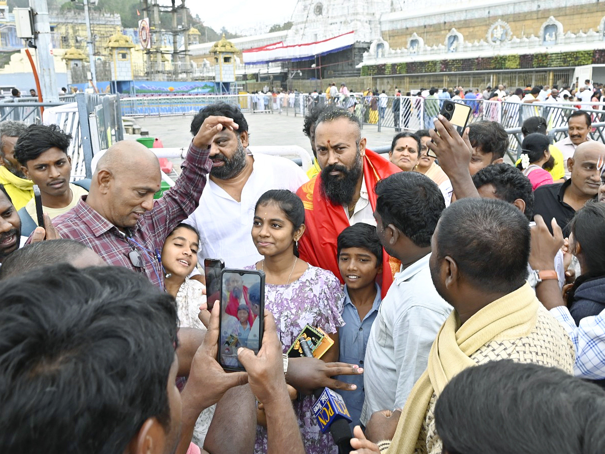 Salaar_20Movie_20Villain_20Ramachandra_20Raju_20Visits_20Tirumala_20Photos_13.jpg 14