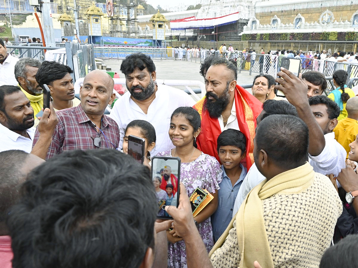 Salaar_20Movie_20Villain_20Ramachandra_20Raju_20Visits_20Tirumala_20Photos_14.jpg 15