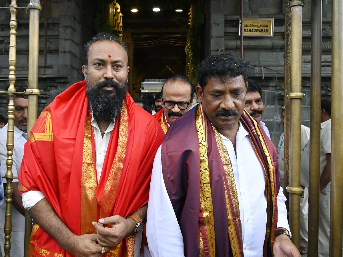 Salaar_20Movie_20Villain_20Ramachandra_20Raju_20Visits_20Tirumala_20Photos_2.jpg 3