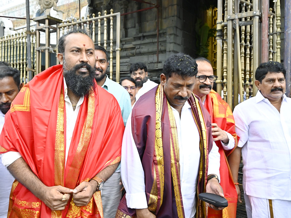 Salaar_20Movie_20Villain_20Ramachandra_20Raju_20Visits_20Tirumala_20Photos_3.jpg 4