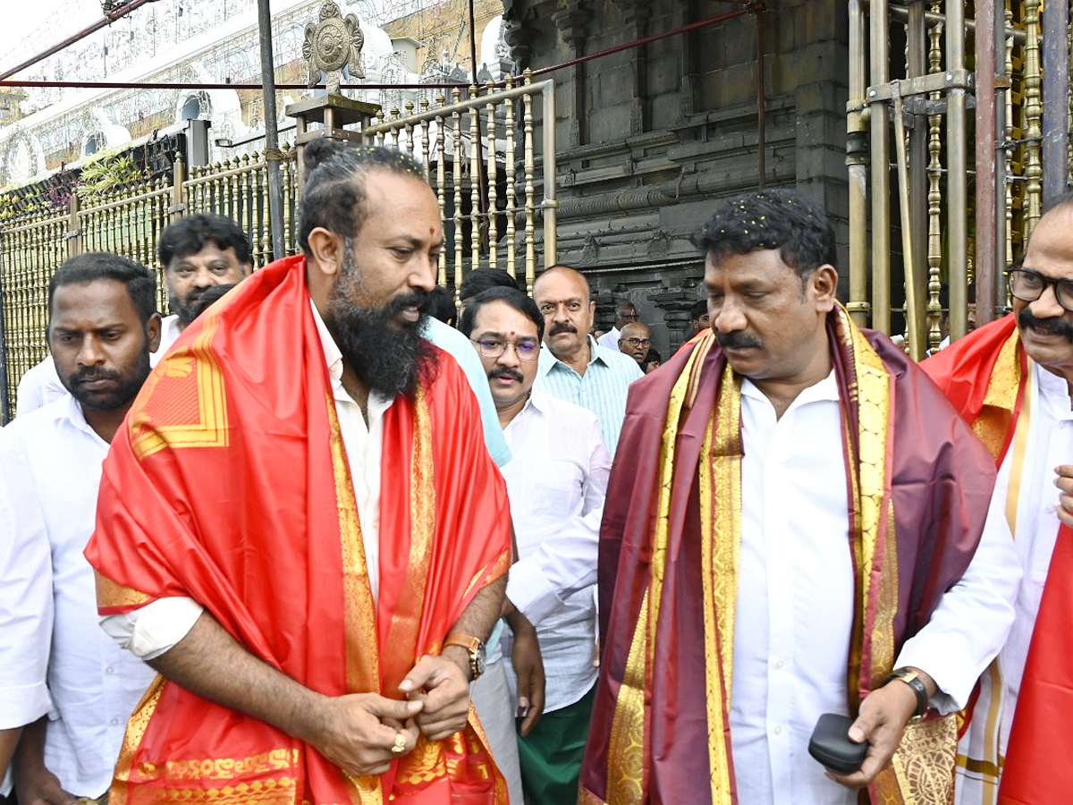 Salaar_20Movie_20Villain_20Ramachandra_20Raju_20Visits_20Tirumala_20Photos_4.jpg 5