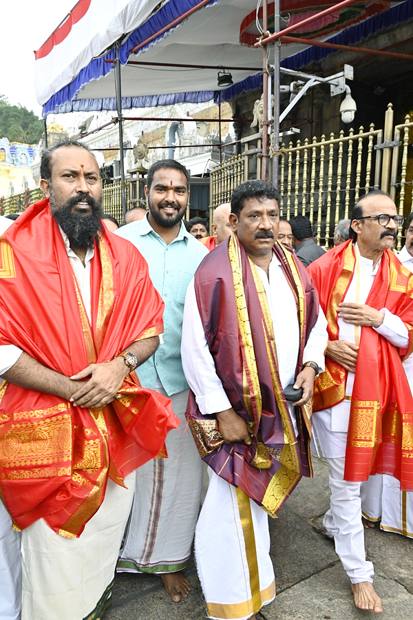 Salaar_20Movie_20Villain_20Ramachandra_20Raju_20Visits_20Tirumala_20Photos_6.jpg 7