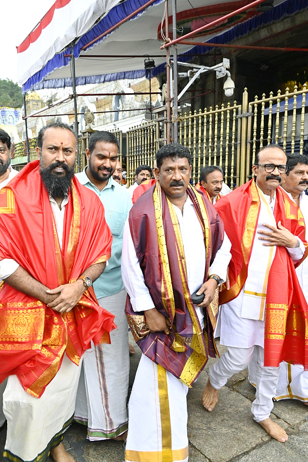 Salaar_20Movie_20Villain_20Ramachandra_20Raju_20Visits_20Tirumala_20Photos_7.jpg 8