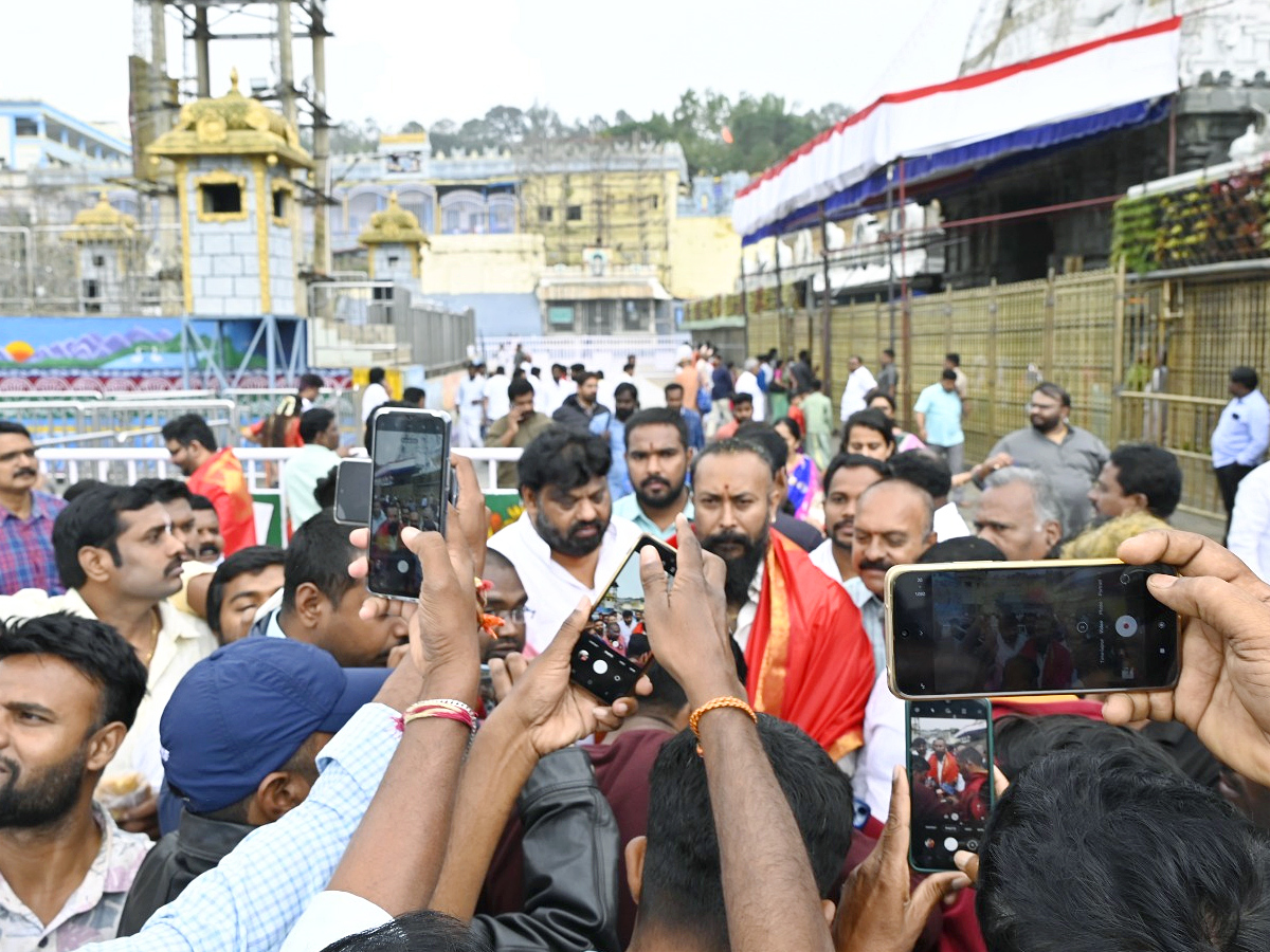Salaar_20Movie_20Villain_20Ramachandra_20Raju_20Visits_20Tirumala_20Photos_9.jpg 10
