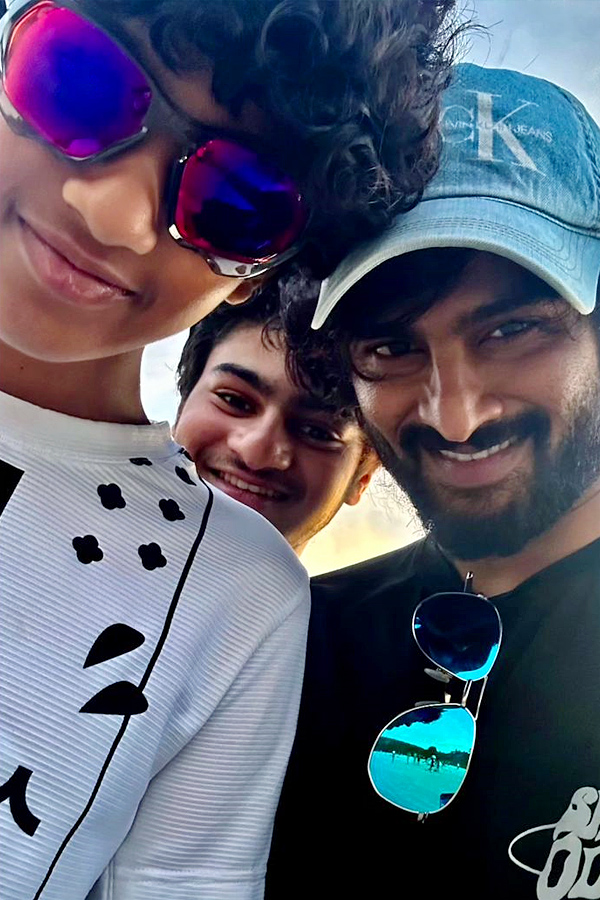 Tollywood_20Hero_20Sudheer_20Babu_20Enjoying_20with_20His_20family_20vacation_20Photos_4.jpg 5