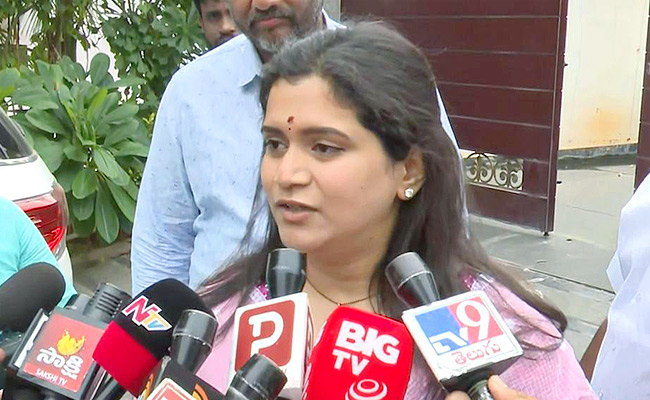 Kesineni-Swetha-Resigned-To-TDP.jpg